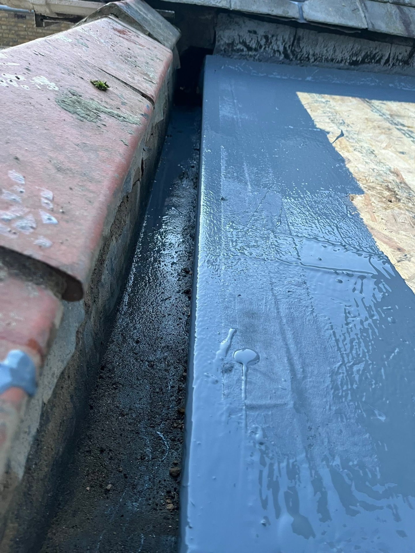 Reinforced fibreglass joint detail coated at the parapet wall