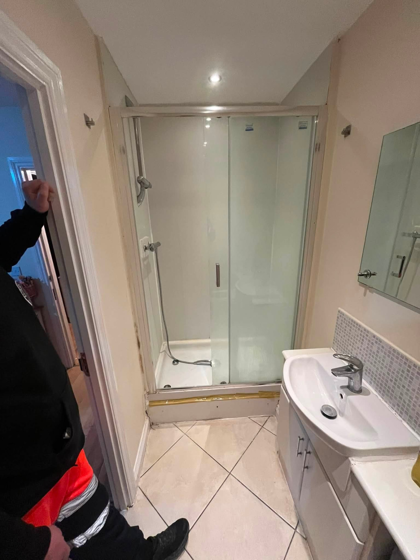 Existing shower enclosure and basin in the bathroom before leak detection works