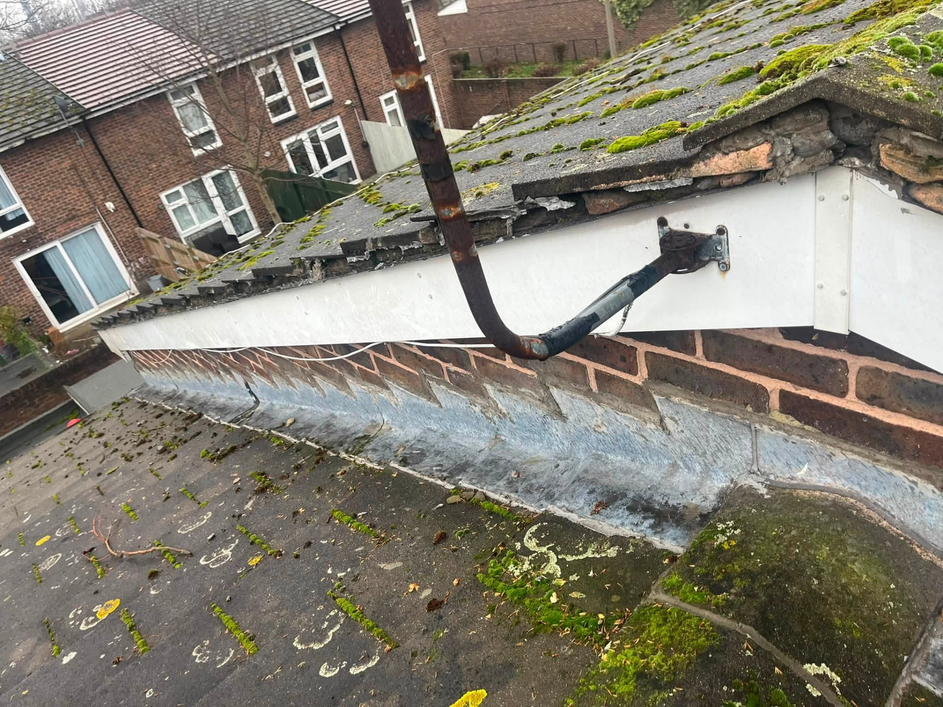 Roof edge and downpipe area inspected for damage